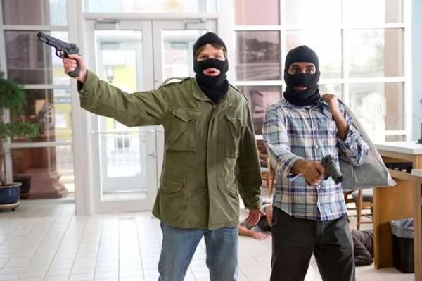 英国警方公布抢劫影片要民众协助 但大家的注意力却在抢匪的“武器”上