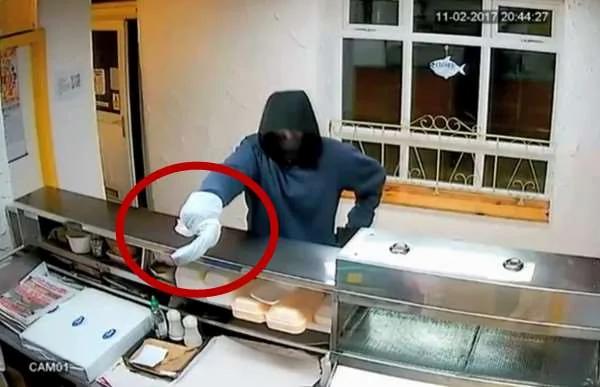 英国警方公布抢劫影片要民众协助 但大家的注意力却在抢匪的“武器”上
