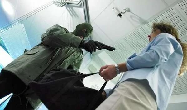 英国警方公布抢劫影片要民众协助 但大家的注意力却在抢匪的“武器”上