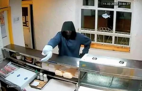 英国警方公布抢劫影片要民众协助 但大家的注意力却在抢匪的“武器”上