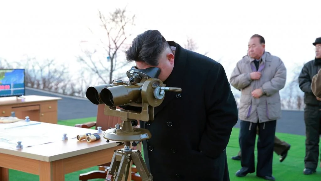 3月6日，金正恩亲自观测弹道导弹发射。 路透社