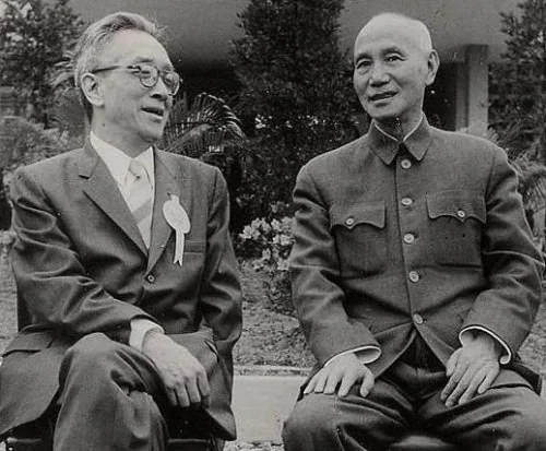 胡适（左）与蒋介石的合照。（网络图片）