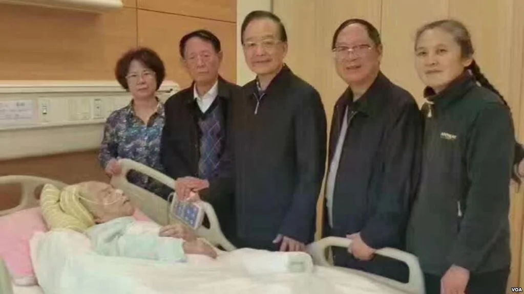 前中共总理温家宝曾前往医院看望李昭，当时胡德华（右二）在场。（网络图片）