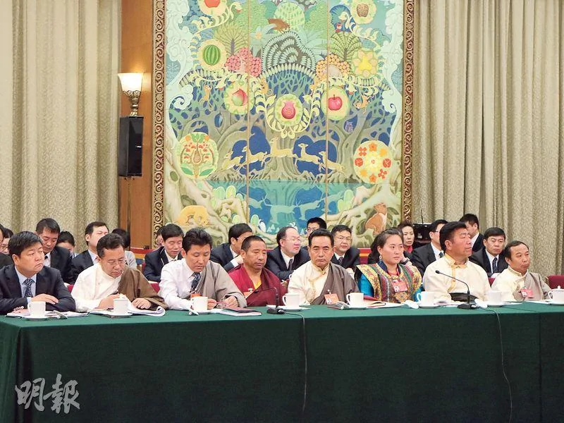 图2之1 - 昨日的西藏团的全体会议在人民大会堂西藏厅举行，墙上装饰有精美 . . . . . . （明报记者摄）