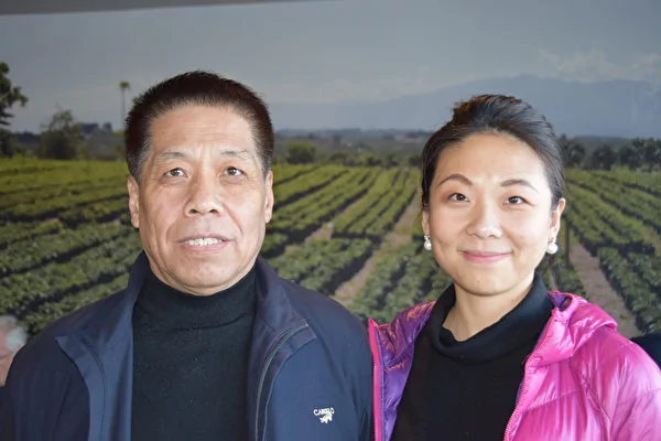 法輪功學員劉學敏（左）和他的女兒。（梁博/大紀元）