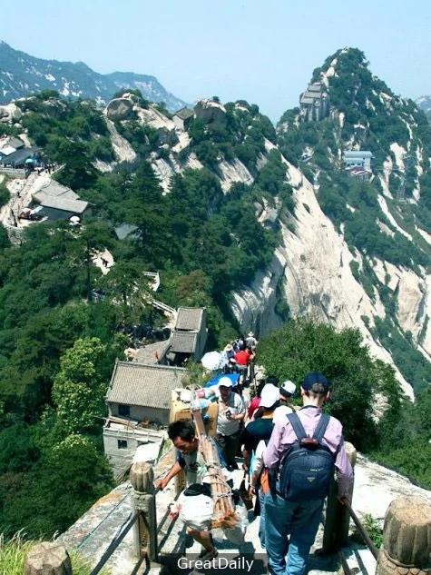 中国华山这间茶屋看似神祕诱人 但你必须先过得了全世界最恐怖的路径