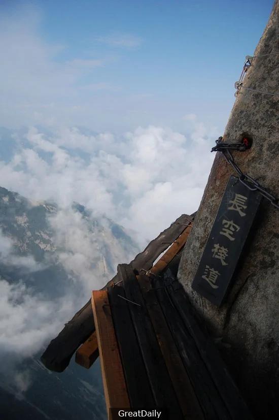 中国华山这间茶屋看似神祕诱人 但你必须先过得了全世界最恐怖的路径