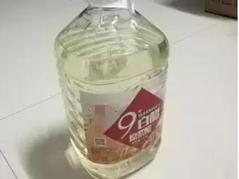 洗脚水里加两勺白醋 发生了神奇的一幕