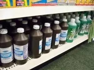 她把牙刷扔进酒精里 几分钟后 全家人都惊呆了!