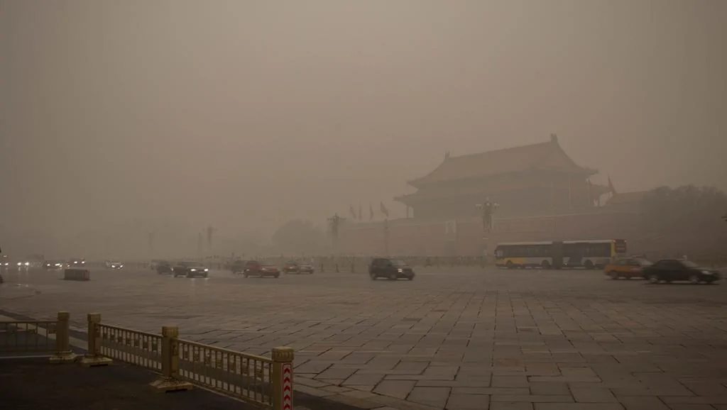 图为北京天安门广场陷入雾霾笼罩照片网络照片