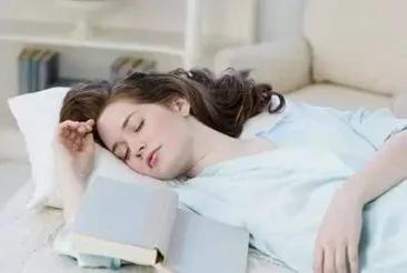 从睡姿看健康!床上这样睡觉的人 肝脏多半不好!