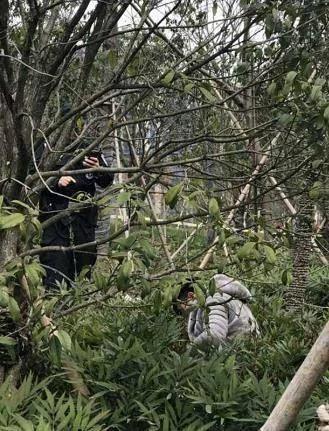浙江:警察拉警戒线正拍照 “尸体”突然坐了起来