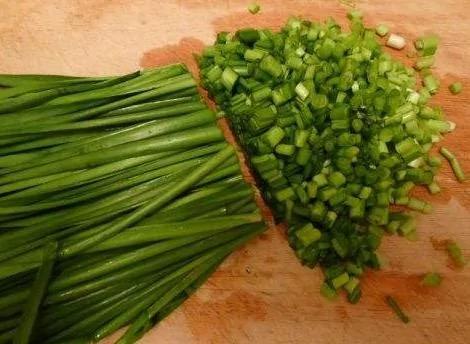 调韭菜馅3大妙招 包饺子时不出水 煮熟后鲜美多汁!