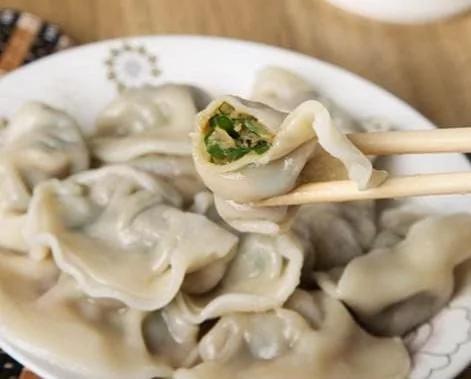 调韭菜馅3大妙招 包饺子时不出水 煮熟后鲜美多汁!