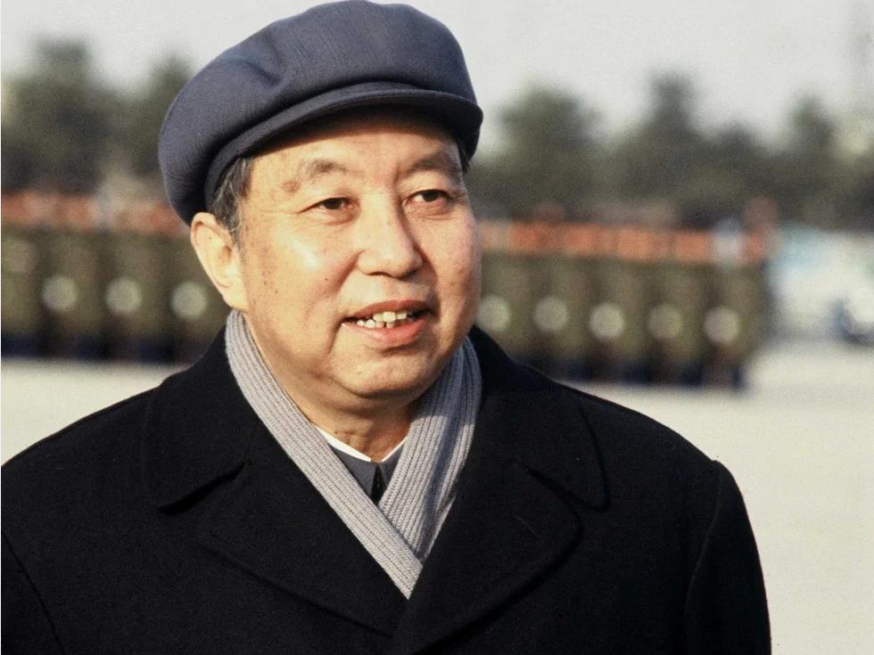 华国锋任副主席加第一为震慑两人