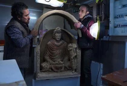 罕见完整千年佛像 眼睛深蓝面颊粉红