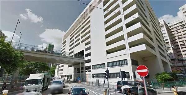 轻轨从19楼高的住商大楼穿越