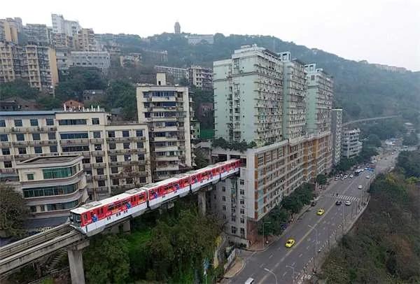 轻轨从19楼高的住商大楼穿越