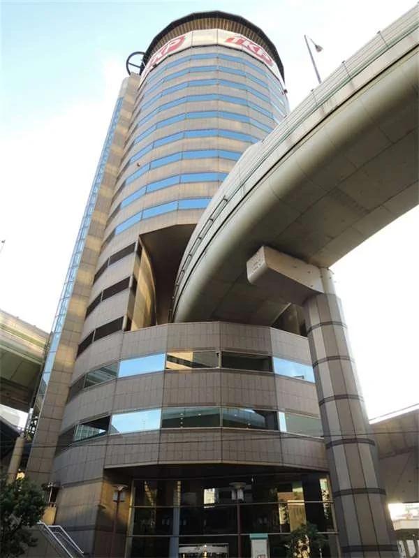 轻轨从19楼高的住商大楼穿越