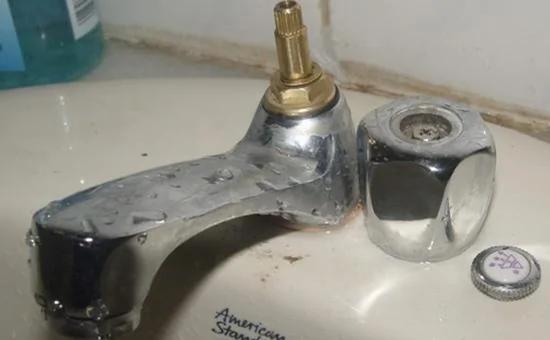 水龙头滴水?其实在家简单一招就修好!不要再花钱找人修了