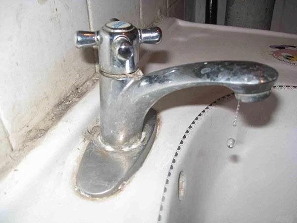 水龙头滴水?其实在家简单一招就修好!不要再花钱找人修了