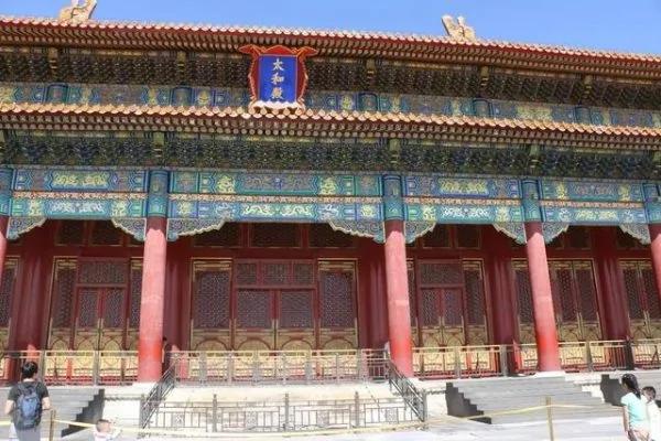 故宫三大殿周围为何没有一棵树?