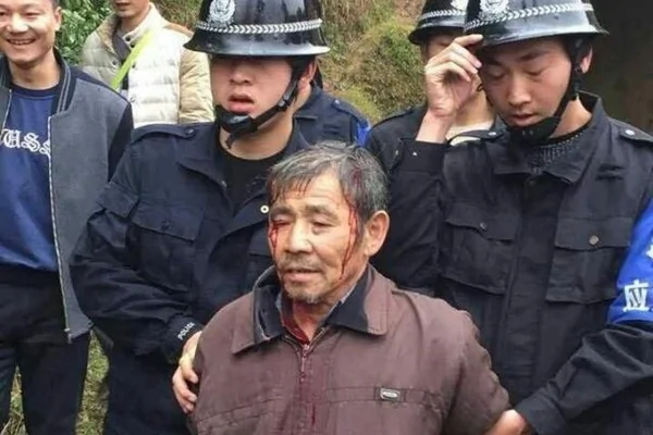 江西62岁〝好汉大伯〞明经国因反强拆怒杀村官事件持续发酵。图为明经国被警方抓捕现场。（视频截图） 