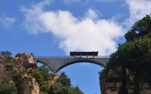 瞬间腿软 中国超恐怖的9个悬空栈道