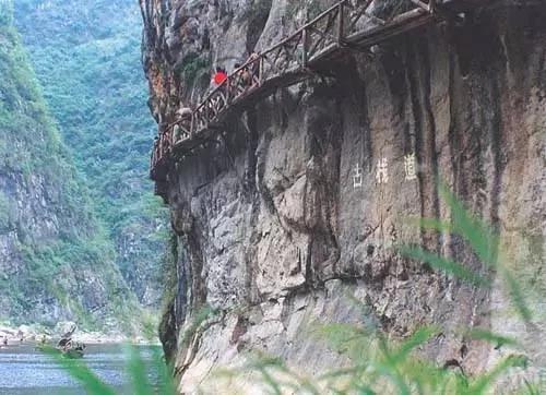瞬间腿软 中国超恐怖的9个悬空栈道