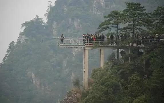 瞬间腿软 中国超恐怖的9个悬空栈道