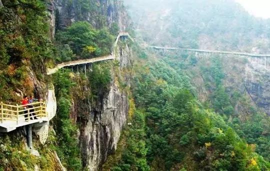 瞬间腿软 中国超恐怖的9个悬空栈道
