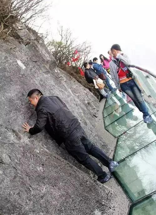 瞬间腿软 中国超恐怖的9个悬空栈道