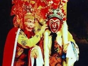 “美猴王”父亲钻狗洞 伯父被摧残致死