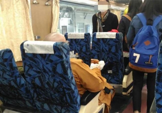 尼姑啃鸡腿讲手机 大骂别人流氓
