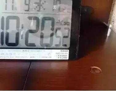 每次打扫后隔没几天又有灰尘?教你一招!在水里加几滴“这个” 灰尘不再附着在家俱