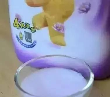每次打扫后隔没几天又有灰尘?教你一招!在水里加几滴“这个” 灰尘不再附着在家俱