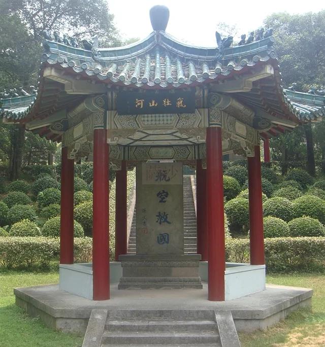 青山处处埋忠骨:南京航空烈士公墓