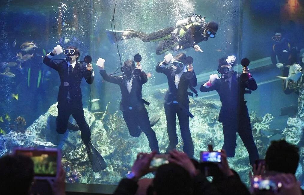 日本水族館舉行水下入職儀式 員工穿西裝潛水