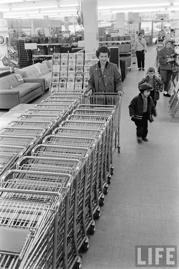难得一见老照片:1958年美国超市 与现在一个样?