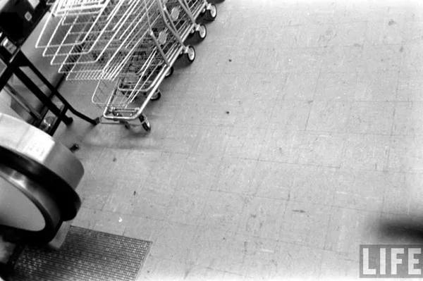 难得一见老照片:1958年美国超市 与现在一个样?
