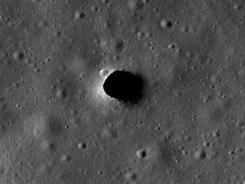 月球是空心 有巨大的“地下通道”?