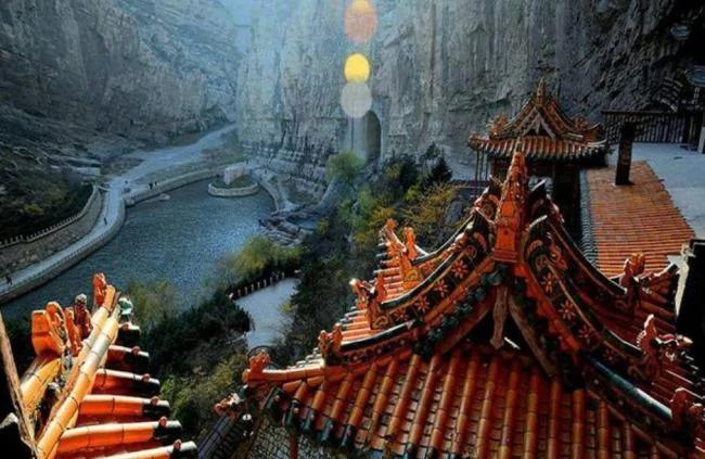 世界最不稳定建筑 在空中悬挂1400年