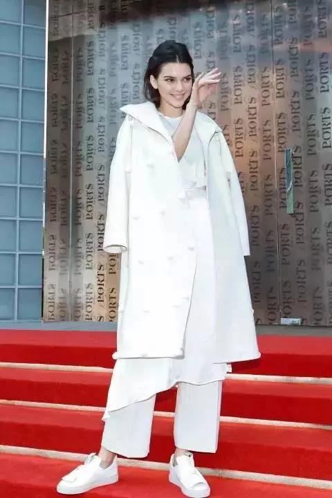 一个女人的性格气质 看她穿什么颜色的衣服就知道!