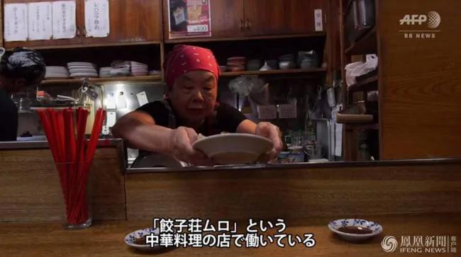 82岁老奶奶白天看店包饺子 晚上…
