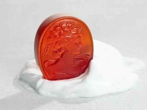 有一块日本手工皂 搓出来的不是泡沫 是奶油