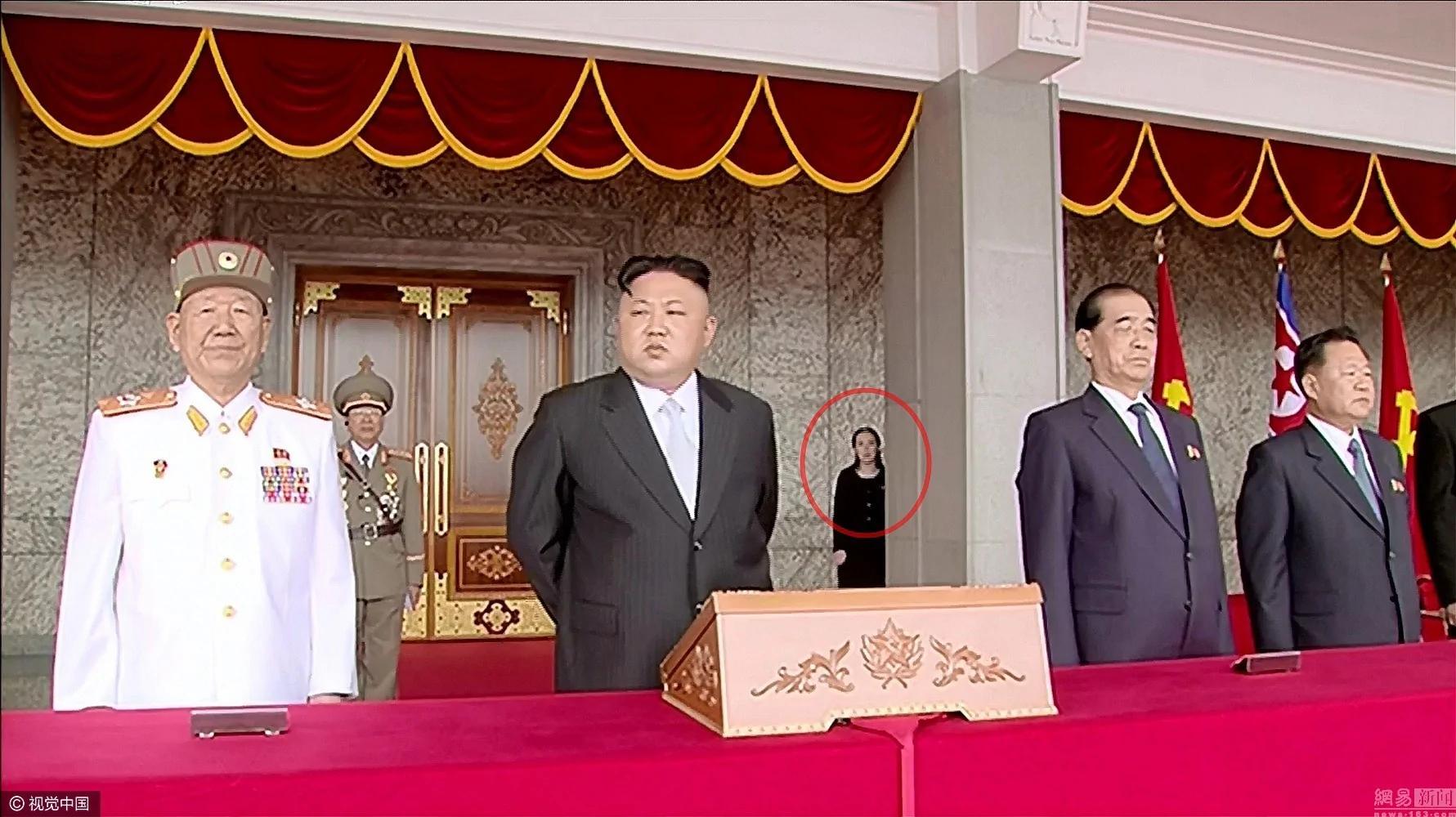 Mysterieuze vrouw Kim Jong-un duikt na maanden weer op | Foto | AD.nl