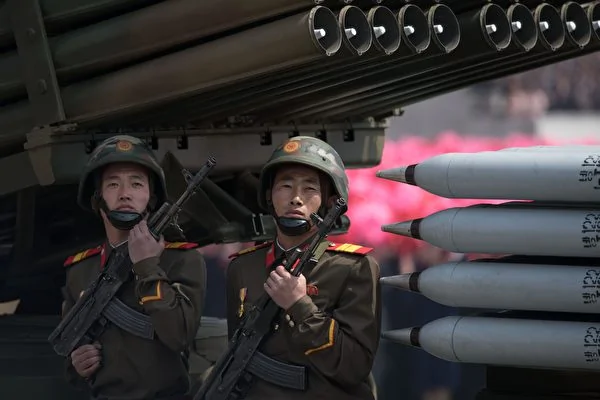 在美國展示了在朝鮮半島的軍事威脅以及中國增強了針對朝鮮的經濟限制之後，朝鮮星期六進行大閱兵，但並沒有進行核子試爆。(Photo credit should read ED JONES/AFP/Getty Images)
