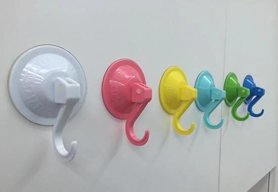 吸盘挂钩好用却老掉 教你如何贴牢它