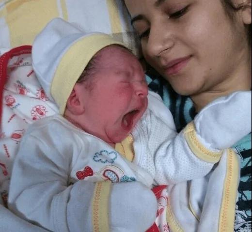 刚剖腹婴儿手抓住医生的剪刀不让剪脐带
