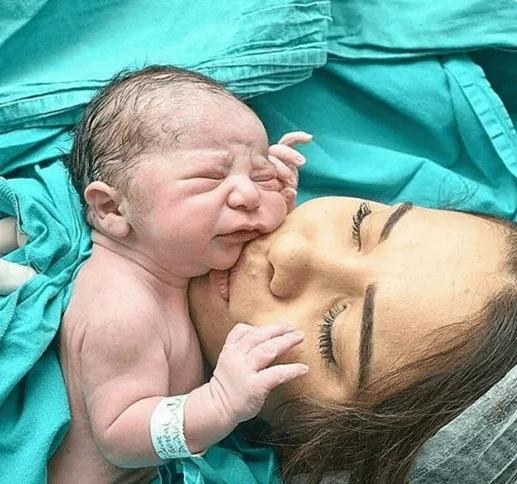 刚剖腹婴儿手抓住医生的剪刀不让剪脐带